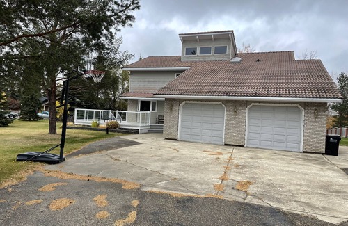 Sherwood Park House | Large family or group vacation lake home with dock and boats 35 minutes from WEM