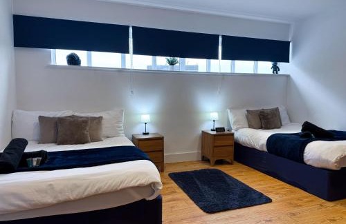 Maidstone Apartment | Large Family Suite With 2 Double Beds & Sofa Bed