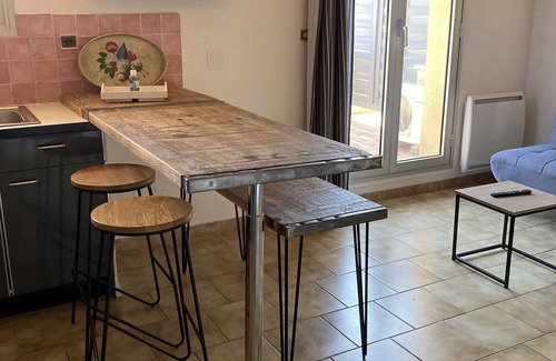 Entraigues-sur-la-Sorgue Apartment | Large terrace * private parking * CLIM * smart tv* open view