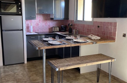 Entraigues-sur-la-Sorgue Apartment | Large terrace * private parking * CLIM * smart tv* open view
