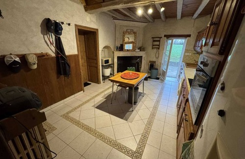 Saint-Genis-de-Saintonge House | Large freestone house surrounded by large green spaces