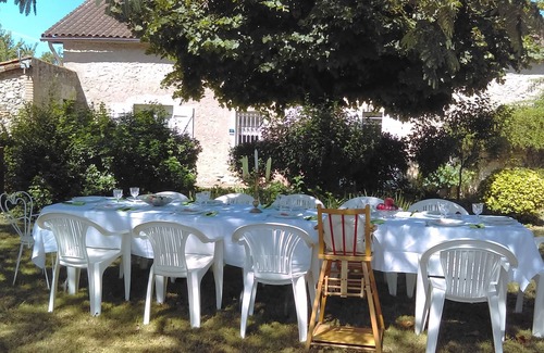 Saint-Pierre-de-Buzet Cottage | Large gîte with private garden overlooking the forest.