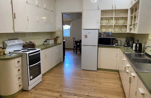 Gosford House | Large gracious Art Deco house private & conveniently located. Sleeps 12