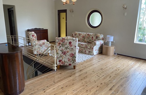 Gosford House | Large gracious Art Deco house private & conveniently located. Sleeps 12