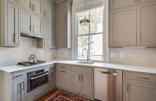 Downtown Charleston Apartment | Large High End Historic Dtn Suite. 1 bed+sofabed
