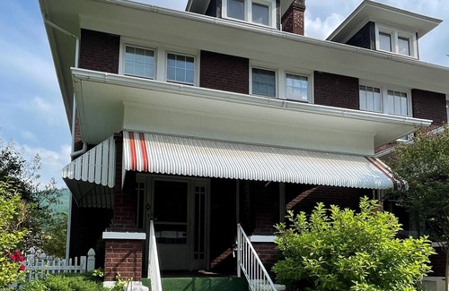 Bellepoint House | Large Historic Home in Downtown Hinton