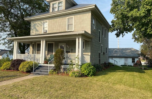 Dyersville House | Large Home 5 min to Field of Dreams