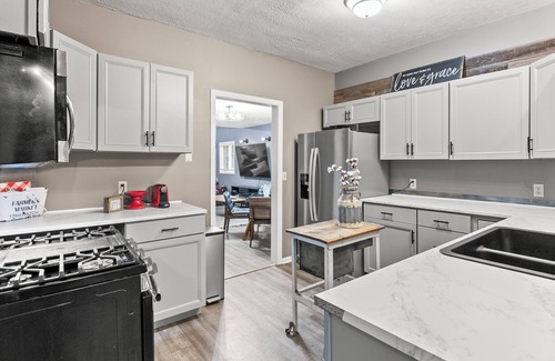 Near South House | Large home centrally located; walk to Zoo, Sunken Gardens or Telegraph District.