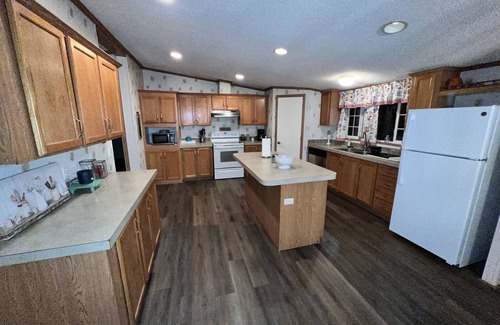 Preston House | Large Home with Ample Space for Family and Groups