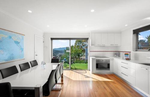 West Hobart House | Large house close to the city tranquil setting