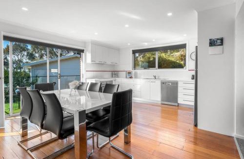 West Hobart House | Large house close to the city tranquil setting