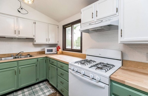 Mount Vernon House | Large House Downtown Mt Vernon, Dog Friendly