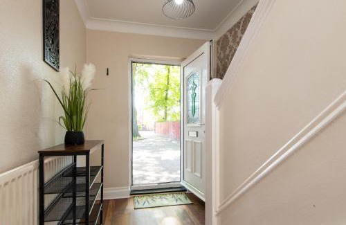 Middlesbrough House | Large House for Groups with Huge Driveway - FREE PARKING