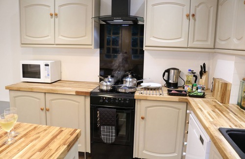 Treffrin House | Large house & garden, Starlink WiFi, ideal for shops, walking, cycling & fishing
