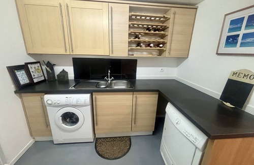 Treffrin House | Large house & garden, Starlink WiFi, ideal for shops, walking, cycling & fishing