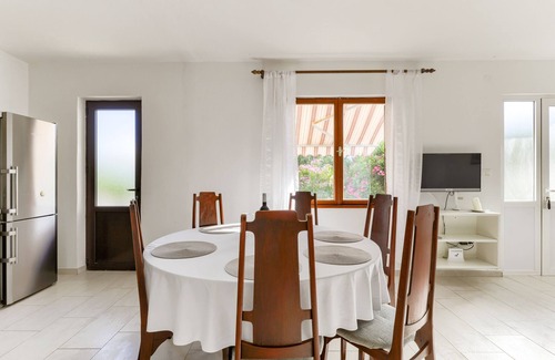 Ljubac House | Large house in a quiet village on the beach