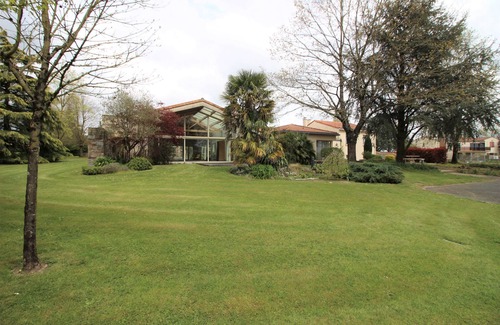 Sainte-Florence Villa | Large House, sleeps 20, 20 minutes Puy du Fou, indoor pool, spa, sauna