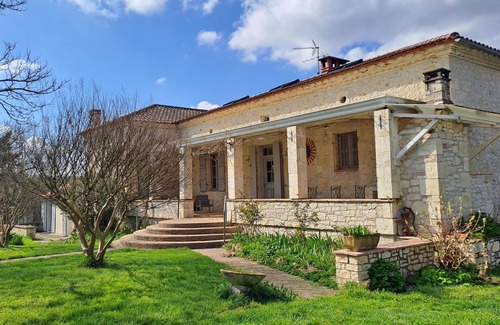 Castella House | Large house with pool, terraces and garden - Relaxation in the countryside.