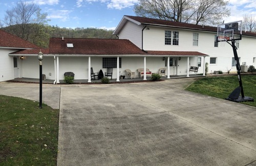 Waverly House | LARGE LAKE HOUSE with HOT TUB and GAME ROOM