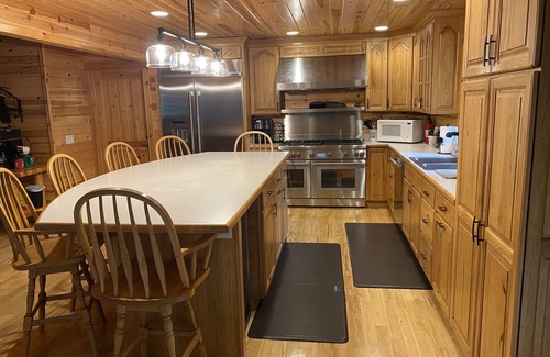 Bitely House | Large lodge perfect for a relaxing, quiet getaway.