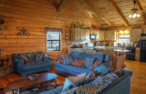 Leakey Cabin | LARGE LOG HOME ON THE FRIO RIVER
