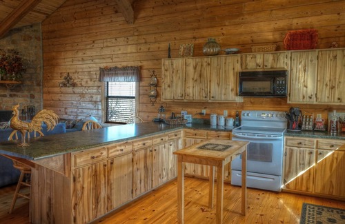 Leakey Cabin | LARGE LOG HOME ON THE FRIO RIVER