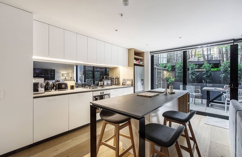 Prahran Apartment | Large Luxurious Prahran Ground Apartment. Large Courtyard!