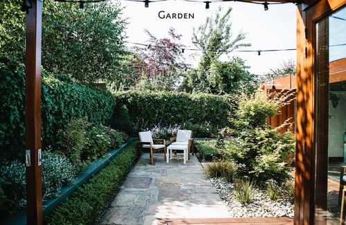 Glasnevin House | Large Luxury Architect Designed House, Sleeps 15. City 15 mins by bus.