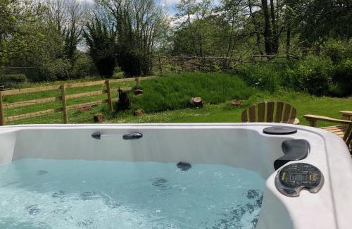 Belluton Ski Chalet | Large Luxury Shepherds Hut with Hot Tub nr Bath