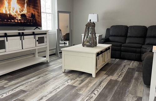 Brewer House | Large Modern Colonial Sleeps 12