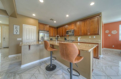 Eastvale House | Large Pool Home on a Quiet Cul-De-Sac