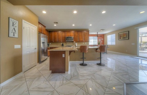 Eastvale House | Large Pool Home on a Quiet Cul-De-Sac