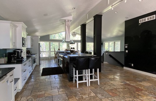 Hudson House | Large Recreational Retreat