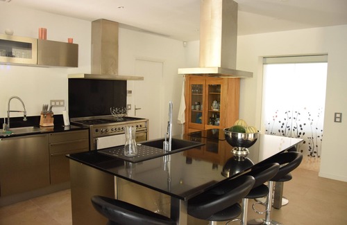 Guerrevieille Villa | Large renovated property with sea view, indoor pool, beaches 50 meters away