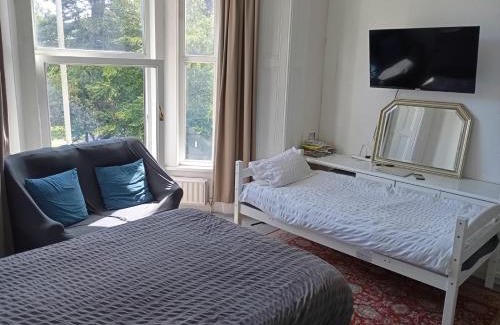Sketty House | Large room near Singleton Hospital ensuite R6
