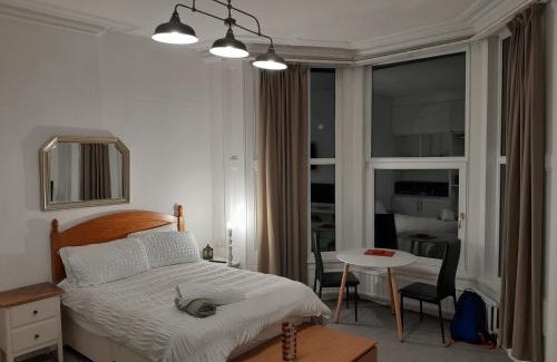 Sketty House | Large room near Singleton Hospital ensuite R6