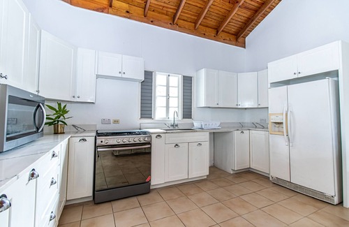 Discovery Bay Villa | Large Seaview 3 Bedroom Villa with Private Pool, Terrace & Parking