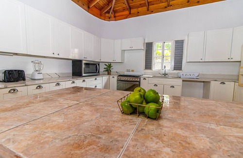 Discovery Bay Villa | Large Seaview 3 Bedroom Villa with Private Pool, Terrace & Parking