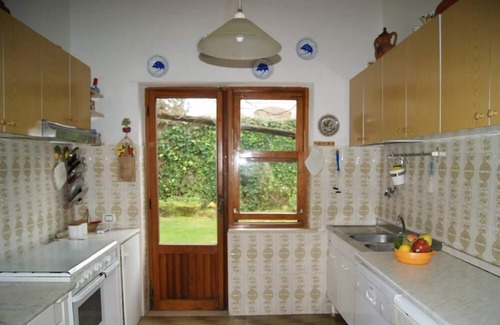 Colonia Elena Villa | Large single-family villa with 1300 sq m tree-lined garden a stone's throw from the sea