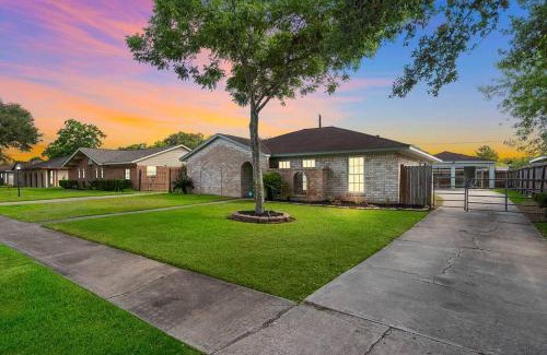 Southbelt/Ellington House | Large South Houston gem with covered patio seating