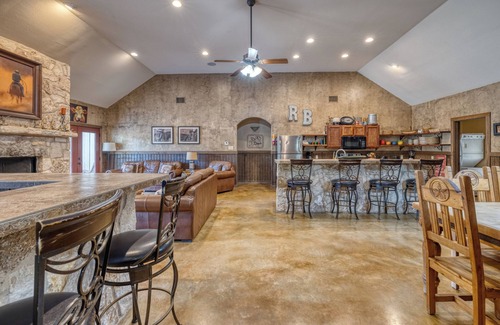 Sabinal House | Large spacious home with wheelchair accessible pool