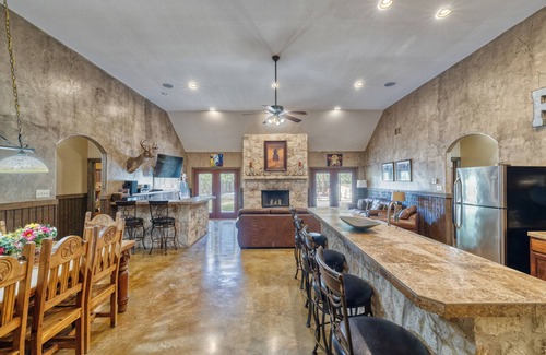 Sabinal House | Large spacious home with wheelchair accessible pool