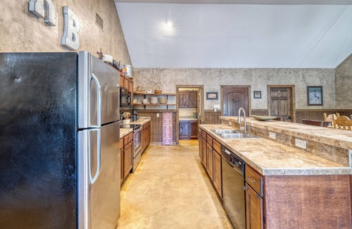 Sabinal House | Large spacious home with wheelchair accessible pool