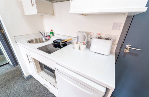 Selly Oak Apartment | Large Studio flat close to City!