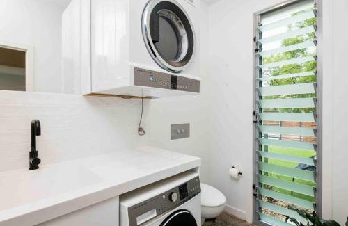 Tugun House | Large Tugun Modern House minutes to the beach