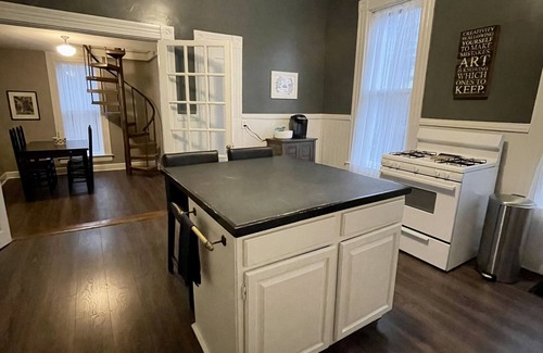 Woodward Heights House | Large Two Bedroom Apartment in Downtown Lexington near Rupp Arena