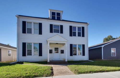Quincy Apartment | Large Updated Ground Level 1-bedroom East Facing w/Wi-Fi