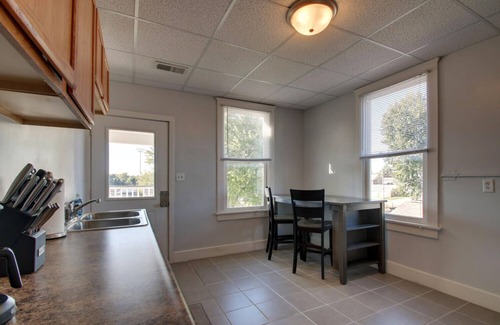 Quincy Apartment | Large Updated Upper 1-bedroom West Facing w/Wi-Fi