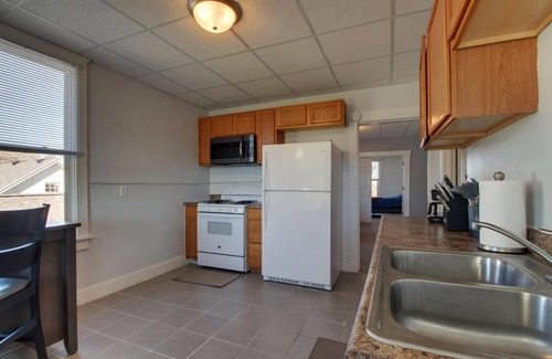 Quincy Apartment | Large Updated Upper 1-bedroom West Facing w/Wi-Fi