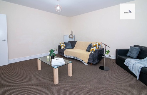 Brierley Hill Apartment | large/very central one bedroom flat! 5 mins to ASDA/Merry Hill Shopping Centre
